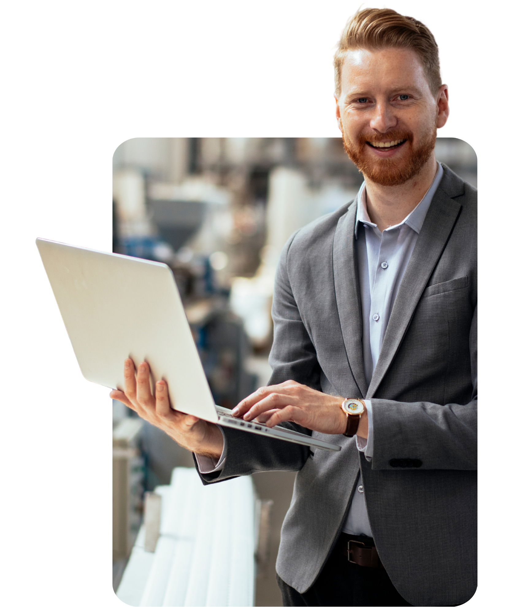 Conformidade Legal - Mostra um homem utilizando um laptop, destacando a flexibilidade da plataforma Cipa Cloud para ser usada em dispositivos diversos.